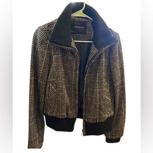 Zara weave bomber jacket,round neck and long sleeves.Size L.
